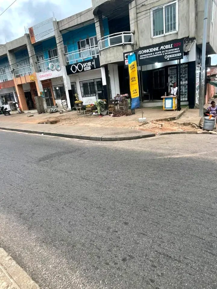 OPPORTUNITÉ D’AFFAIRE – BÂTIMENT COMMERCIAL R+1 À CALAVI IITA (BORD DU GOUDRON) avec titre foncier personnel 