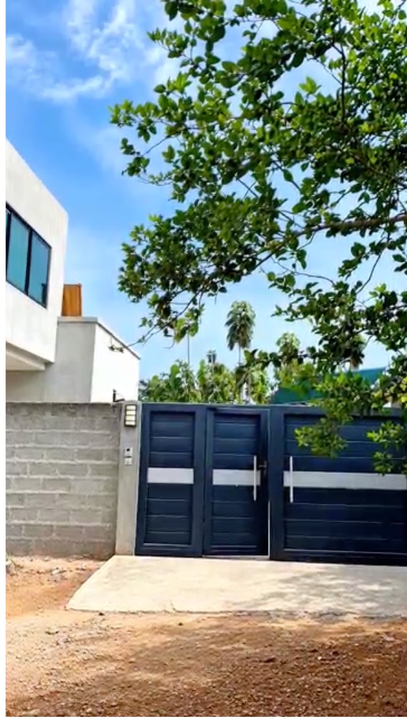 VILLA R+1 MODERNE À VENDRE À HÉVIÉ (ABOMEY-CALAVI)